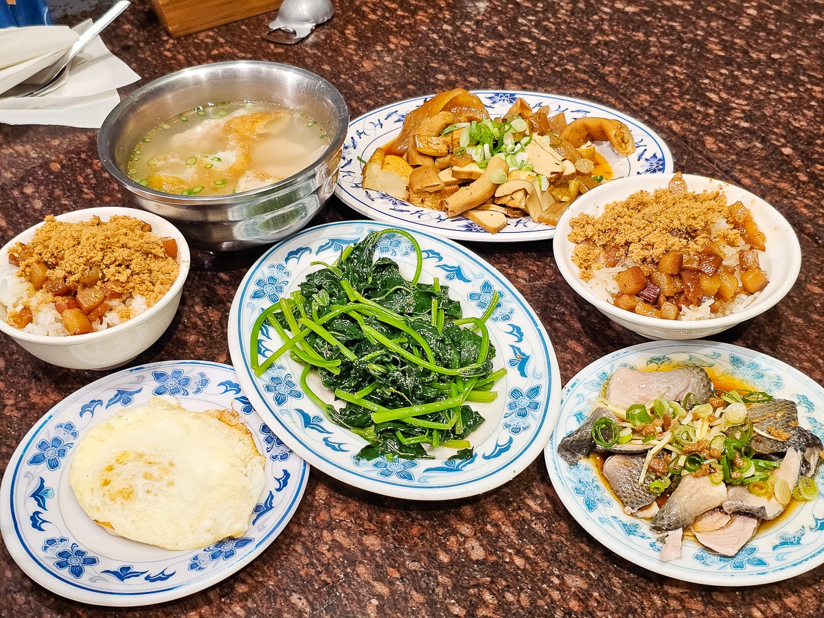 台南隱藏版美食｜無名米糕 一碗20元的肉燥飯！便宜大碗超佛心，平日也排隊的在地人氣小吃