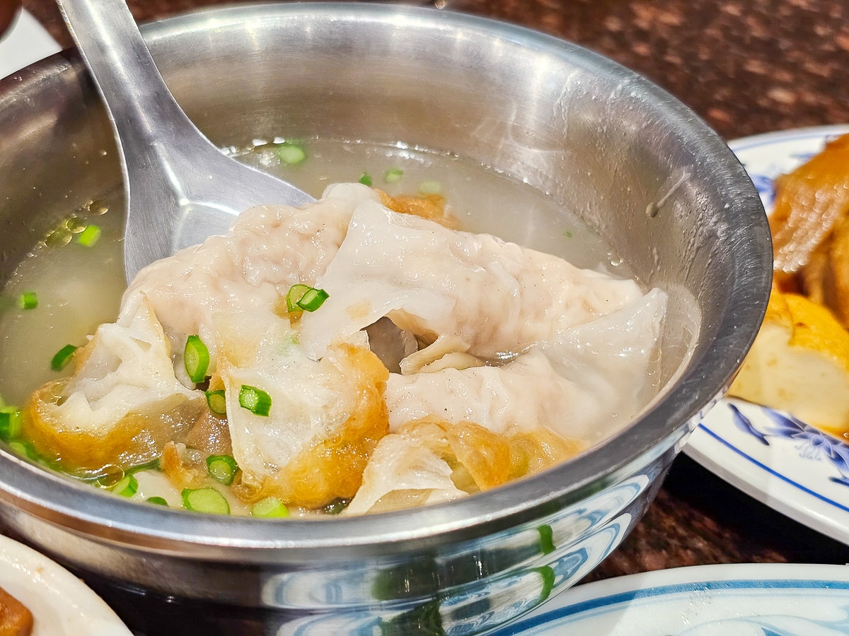 台南隱藏版美食｜無名米糕 一碗20元的肉燥飯！便宜大碗超佛心，平日也排隊的在地人氣小吃
