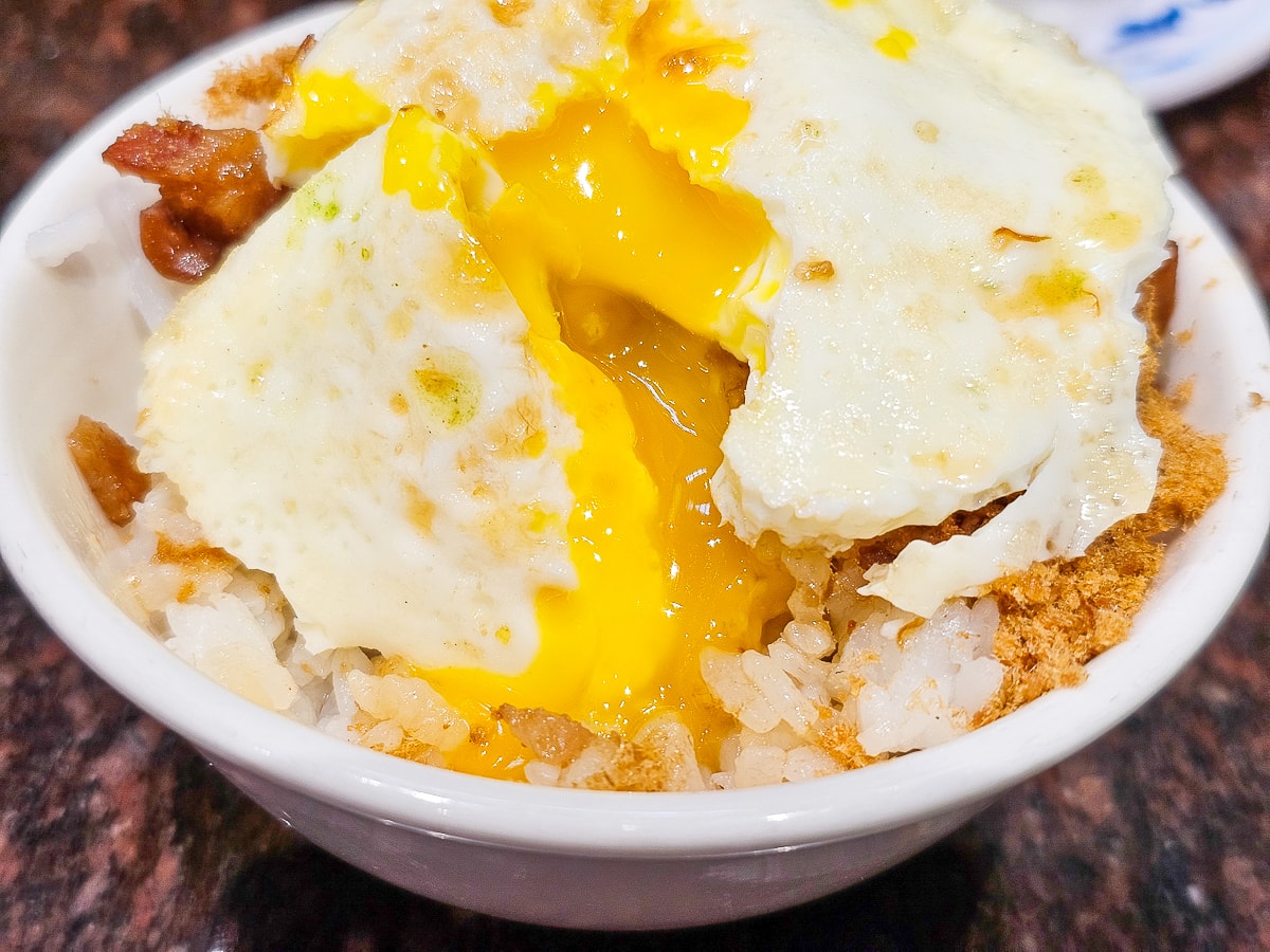 台南隱藏版美食｜無名米糕 一碗20元的肉燥飯！便宜大碗超佛心，平日也排隊的在地人氣小吃