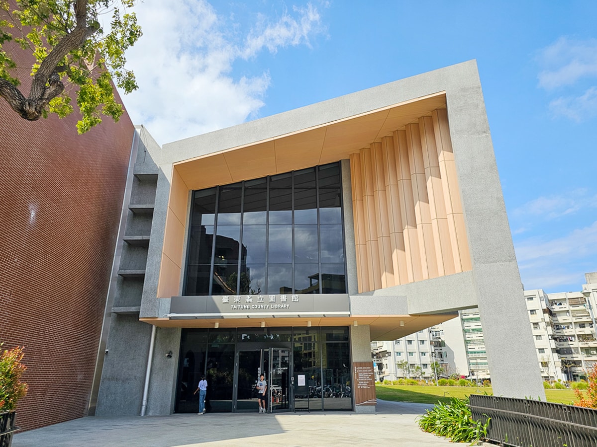 台東最美圖書館|臺東縣立圖書館 山嵐光影設計+階梯式挑高空間!美到不想走 - 第5張圖 台東最美圖書館|臺東縣立圖書館 山嵐光影設計+階梯式挑高空間!美到不想走
