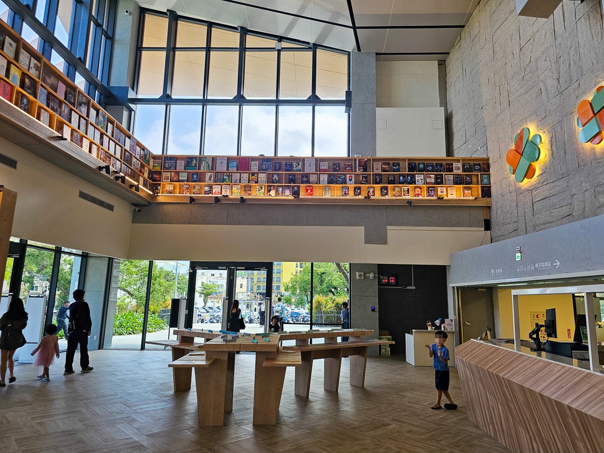 台東最美圖書館|臺東縣立圖書館 山嵐光影設計+階梯式挑高空間!美到不想走 - 第7張圖 台東最美圖書館|臺東縣立圖書館 山嵐光影設計+階梯式挑高空間!美到不想走