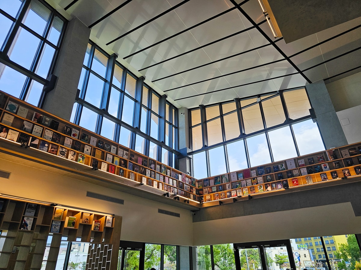 台東最美圖書館|臺東縣立圖書館 山嵐光影設計+階梯式挑高空間!美到不想走 - 第8張圖 台東最美圖書館|臺東縣立圖書館 山嵐光影設計+階梯式挑高空間!美到不想走