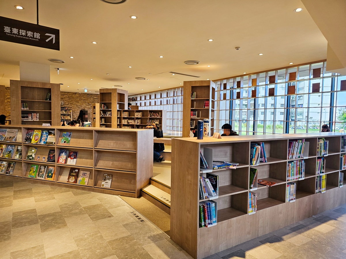 台東最美圖書館|臺東縣立圖書館 山嵐光影設計+階梯式挑高空間!美到不想走 - 第11張圖 台東最美圖書館|臺東縣立圖書館 山嵐光影設計+階梯式挑高空間!美到不想走