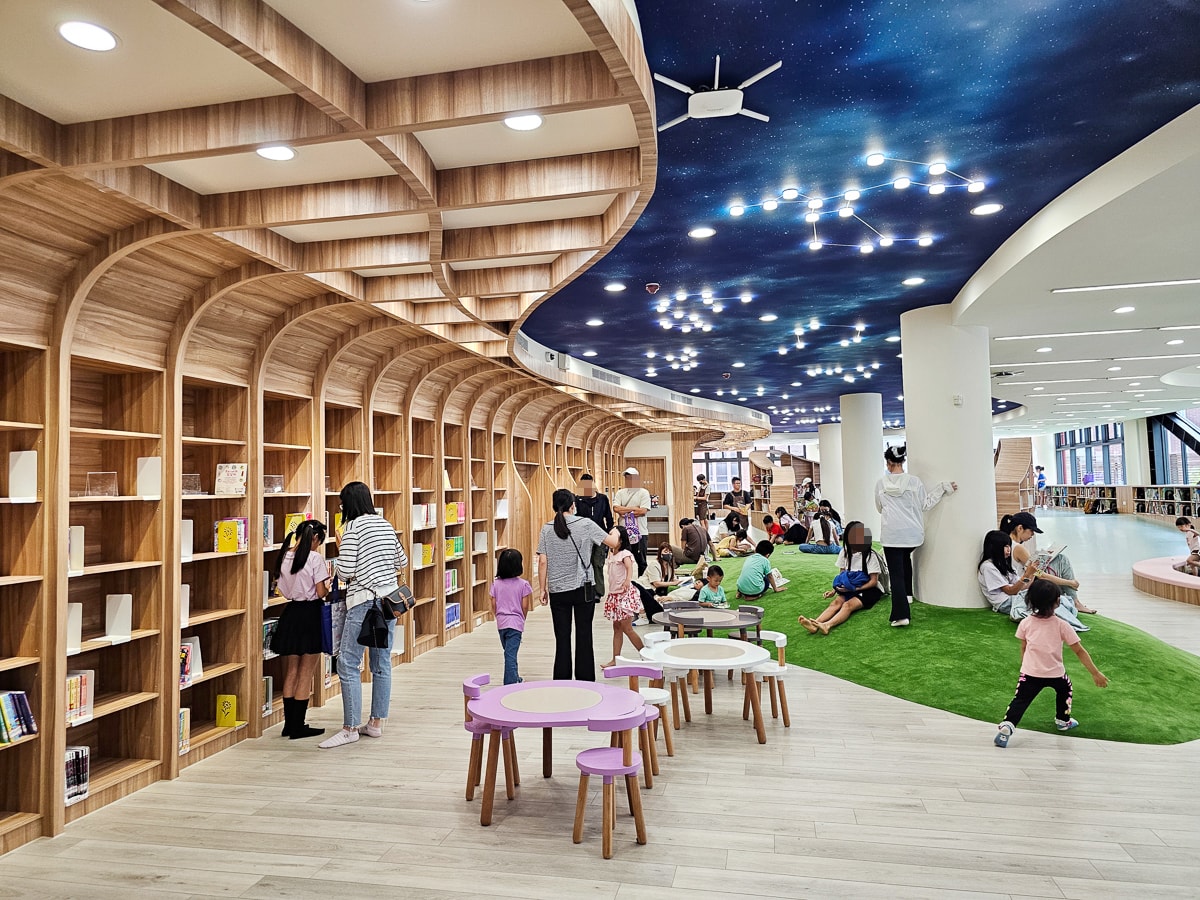 台東最美圖書館|臺東縣立圖書館 山嵐光影設計+階梯式挑高空間!美到不想走 - 第14張圖 台東最美圖書館|臺東縣立圖書館 山嵐光影設計+階梯式挑高空間!美到不想走