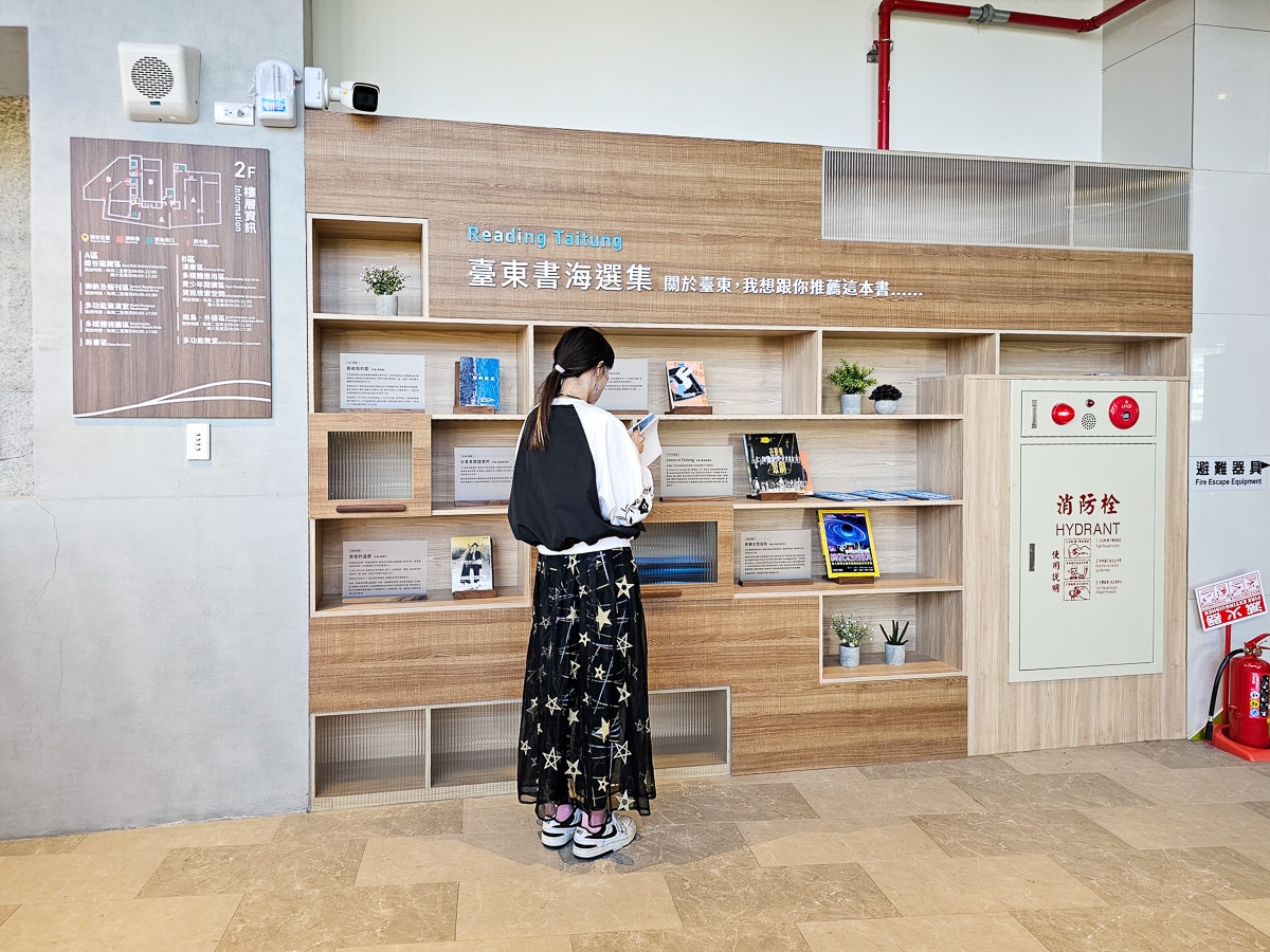 台東最美圖書館|臺東縣立圖書館 山嵐光影設計+階梯式挑高空間!美到不想走 - 第13張圖 台東最美圖書館|臺東縣立圖書館 山嵐光影設計+階梯式挑高空間!美到不想走