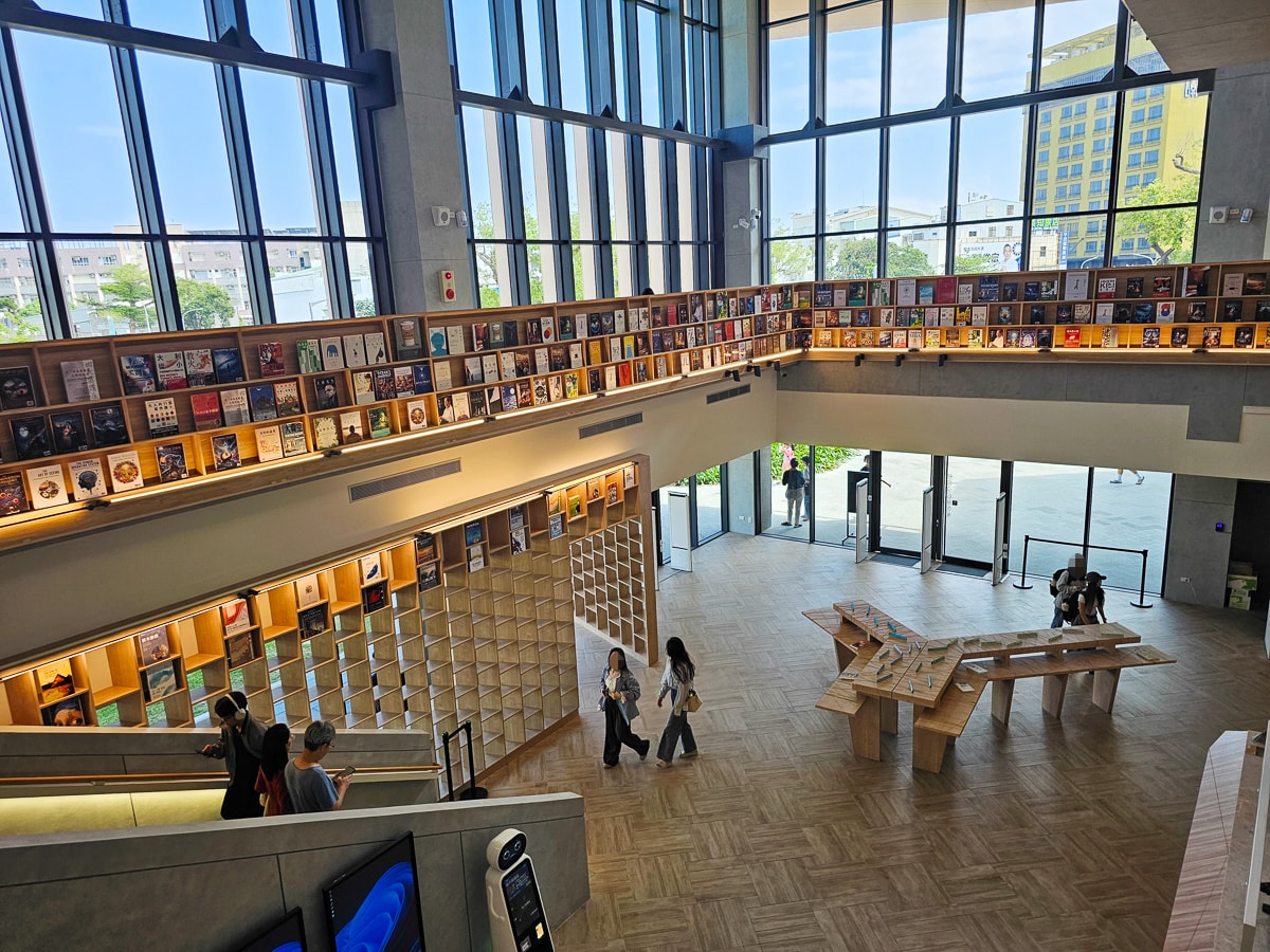 台東最美圖書館|臺東縣立圖書館 山嵐光影設計+階梯式挑高空間!美到不想走 - 第10張圖 台東最美圖書館|臺東縣立圖書館 山嵐光影設計+階梯式挑高空間!美到不想走