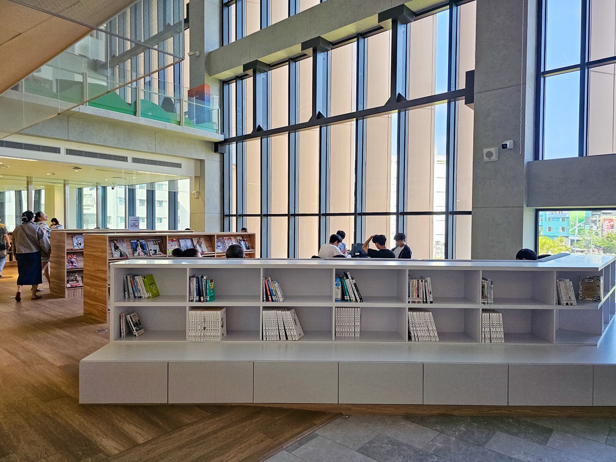 台東最美圖書館|臺東縣立圖書館 山嵐光影設計+階梯式挑高空間!美到不想走 - 第15張圖 台東最美圖書館|臺東縣立圖書館 山嵐光影設計+階梯式挑高空間!美到不想走