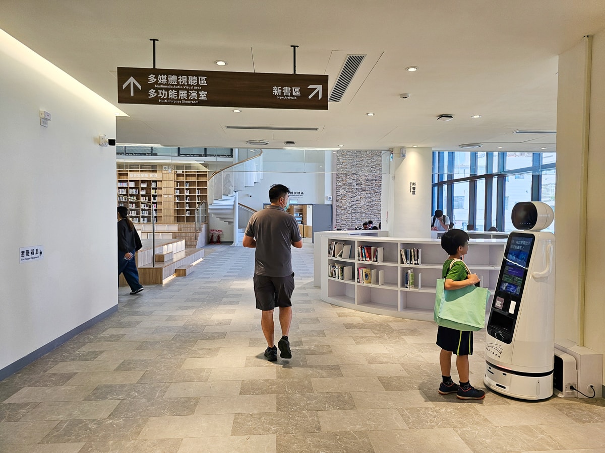台東最美圖書館|臺東縣立圖書館 山嵐光影設計+階梯式挑高空間!美到不想走 - 第19張圖 台東最美圖書館|臺東縣立圖書館 山嵐光影設計+階梯式挑高空間!美到不想走