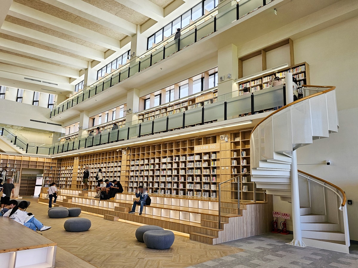 台東最美圖書館|臺東縣立圖書館 山嵐光影設計+階梯式挑高空間!美到不想走 - 第20張圖 台東最美圖書館|臺東縣立圖書館 山嵐光影設計+階梯式挑高空間!美到不想走
