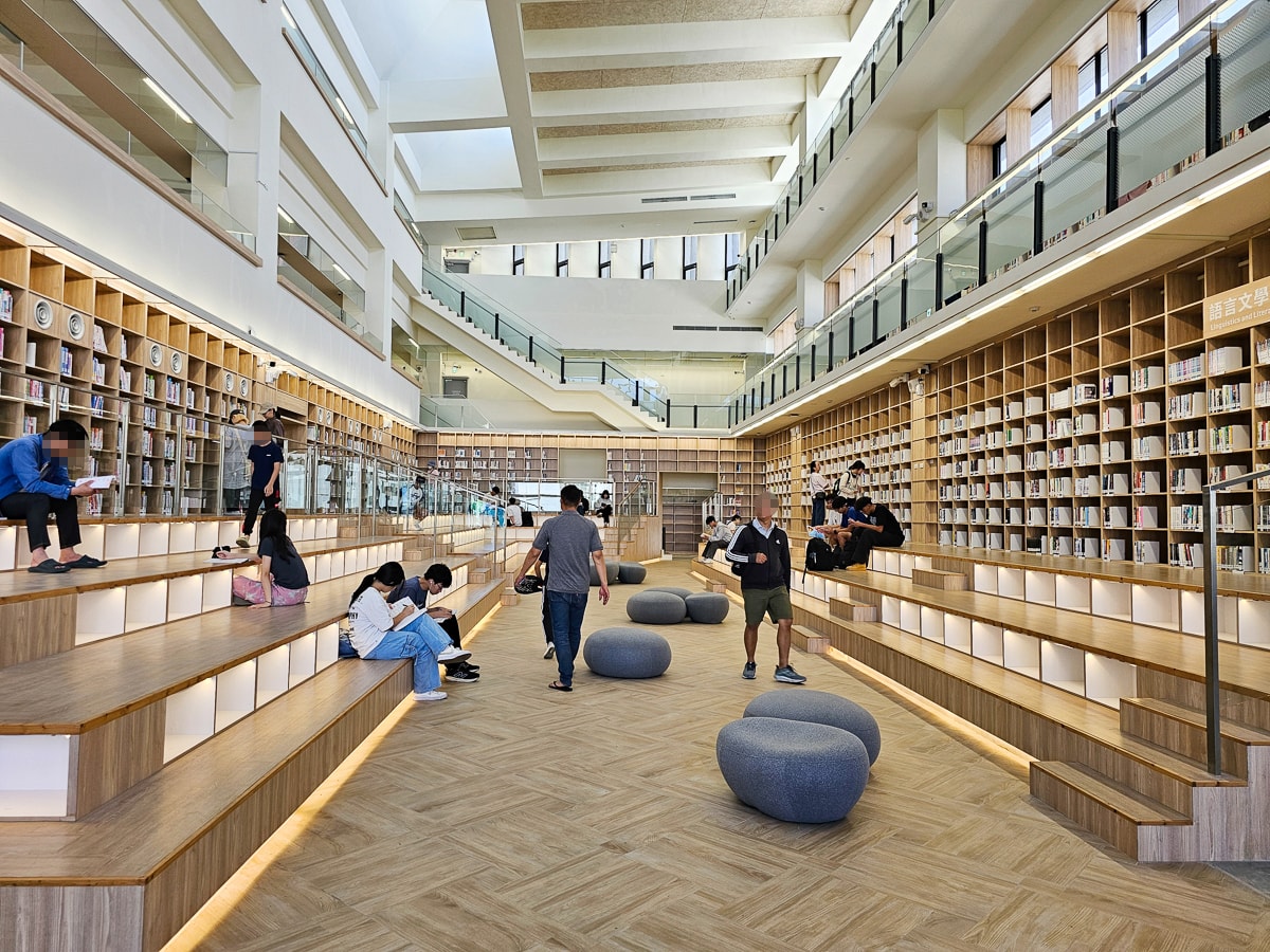 台東最美圖書館|臺東縣立圖書館 山嵐光影設計+階梯式挑高空間!美到不想走 - 第21張圖 台東最美圖書館|臺東縣立圖書館 山嵐光影設計+階梯式挑高空間!美到不想走