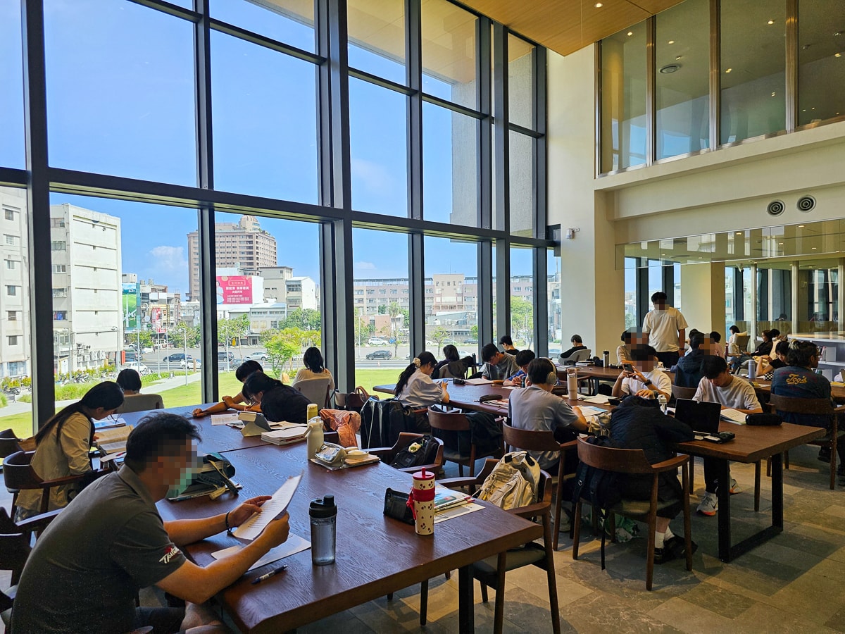 台東最美圖書館|臺東縣立圖書館 山嵐光影設計+階梯式挑高空間!美到不想走 - 第17張圖 台東最美圖書館|臺東縣立圖書館 山嵐光影設計+階梯式挑高空間!美到不想走