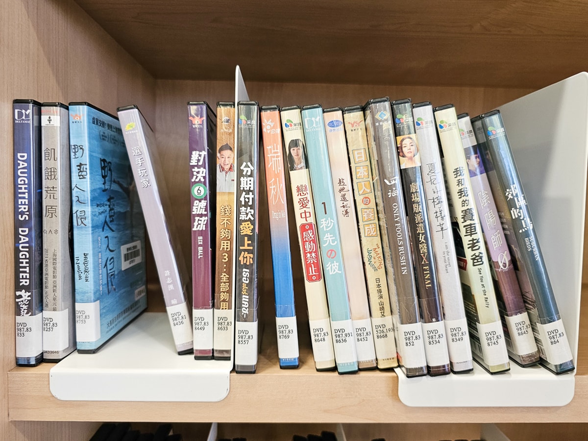 台東最美圖書館|臺東縣立圖書館 山嵐光影設計+階梯式挑高空間!美到不想走 - 第23張圖 台東最美圖書館|臺東縣立圖書館 山嵐光影設計+階梯式挑高空間!美到不想走