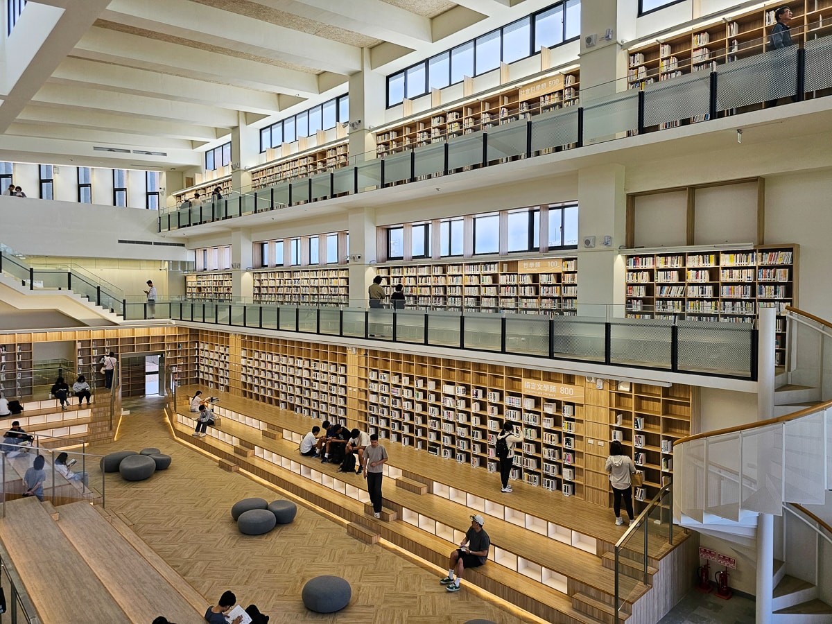台東最美圖書館|臺東縣立圖書館 山嵐光影設計+階梯式挑高空間!美到不想走 - 第32張圖 台東最美圖書館|臺東縣立圖書館 山嵐光影設計+階梯式挑高空間!美到不想走