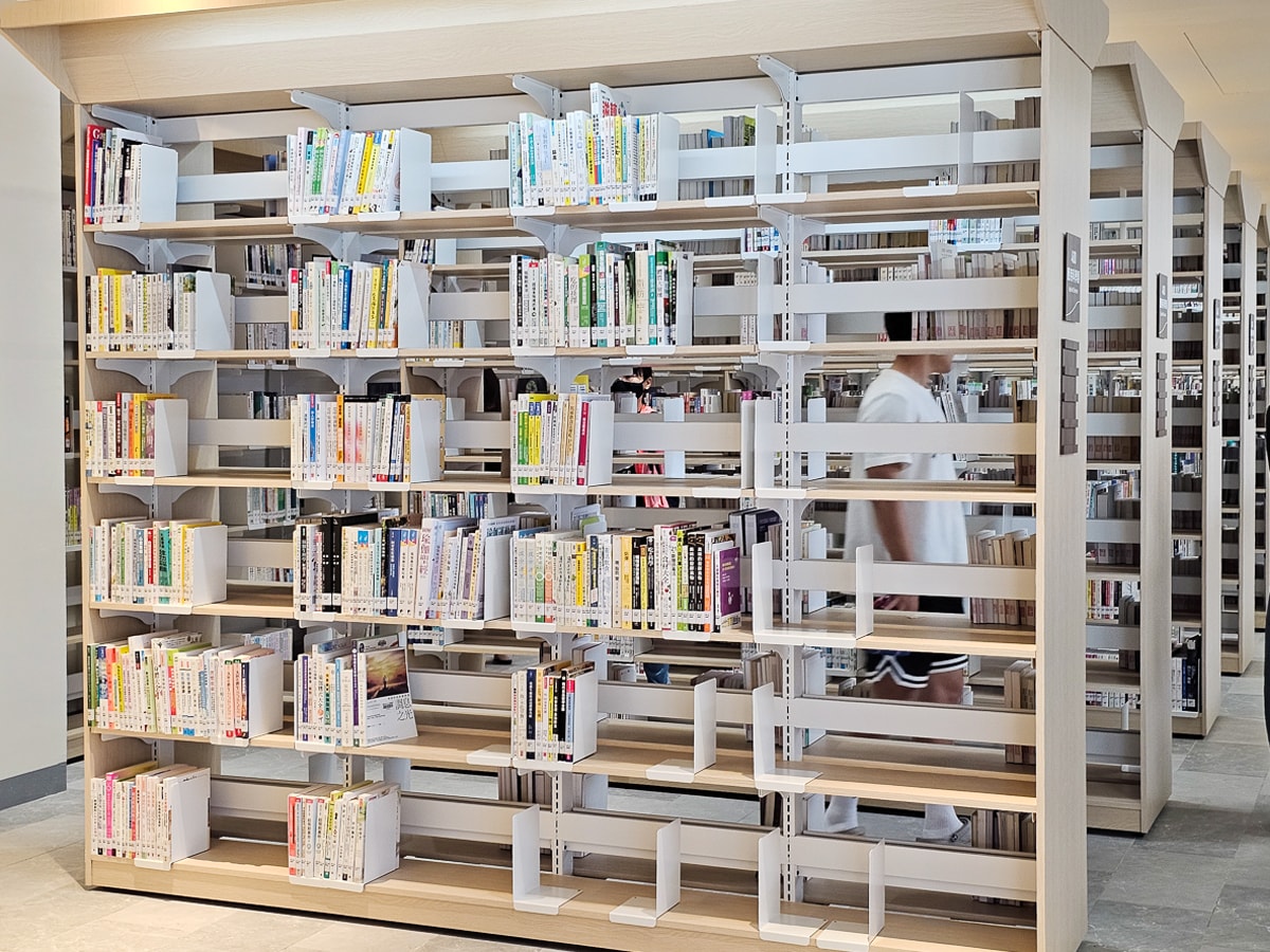 台東最美圖書館|臺東縣立圖書館 山嵐光影設計+階梯式挑高空間!美到不想走 - 第16張圖 台東最美圖書館|臺東縣立圖書館 山嵐光影設計+階梯式挑高空間!美到不想走