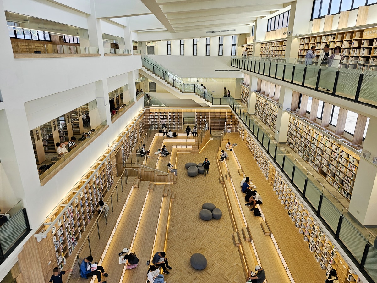 台東最美圖書館|臺東縣立圖書館 山嵐光影設計+階梯式挑高空間!美到不想走 - 第33張圖 台東最美圖書館|臺東縣立圖書館 山嵐光影設計+階梯式挑高空間!美到不想走
