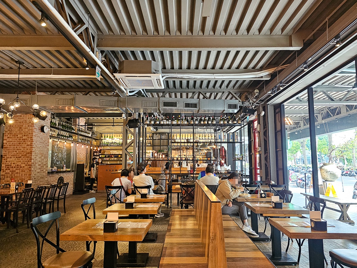 三多商圈|235巷PASTA-新光店 義大利麵120元起,從學生時代吃到現在!超平價不收服務費的義大利麵餐廳 - 第4張圖 三多商圈|235巷PASTA-新光店 義大利麵120元起,從學生時代吃到現在!超平價不收服務費的義大利麵餐廳