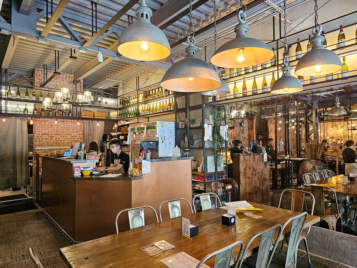 三多商圈|235巷PASTA-新光店 義大利麵120元起,從學生時代吃到現在!超平價不收服務費的義大利麵餐廳 - 第3張圖 三多商圈|235巷PASTA-新光店 義大利麵120元起,從學生時代吃到現在!超平價不收服務費的義大利麵餐廳