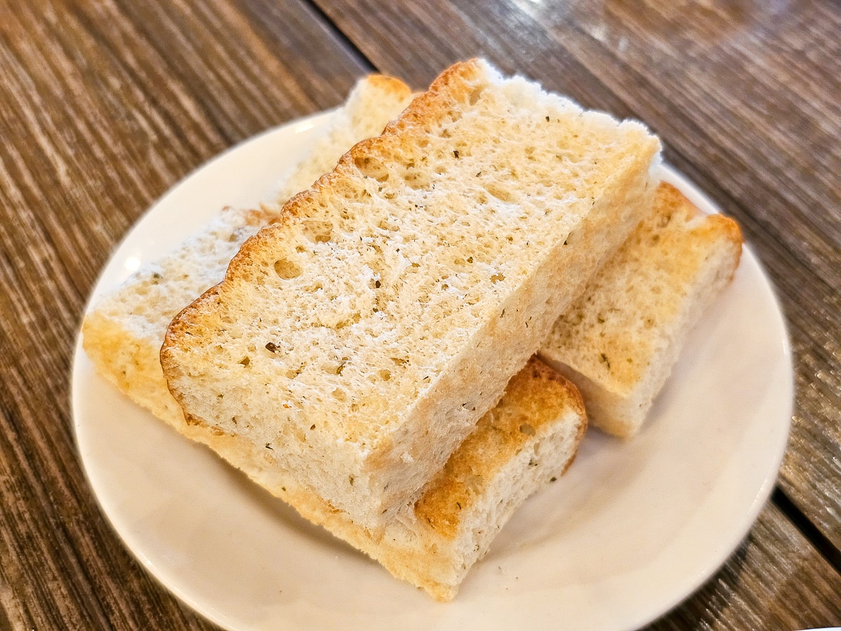 三多商圈|235巷PASTA-新光店 義大利麵120元起,從學生時代吃到現在!超平價不收服務費的義大利麵餐廳 - 第10張圖 三多商圈|235巷PASTA-新光店 義大利麵120元起,從學生時代吃到現在!超平價不收服務費的義大利麵餐廳