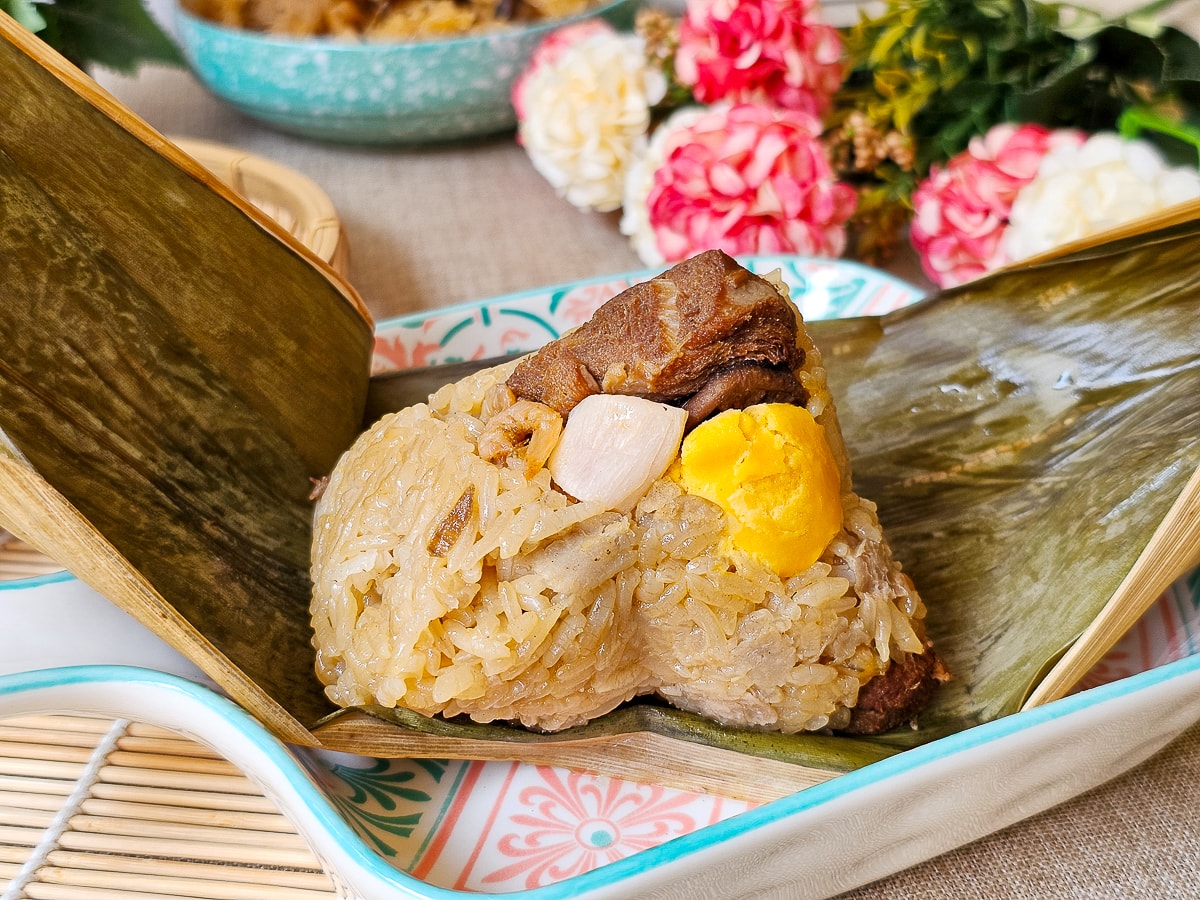 端午禮盒｜冊子冊粽美饌 葷素粽＋油飯一次滿足！Tiffany綠保冷袋美到想收藏