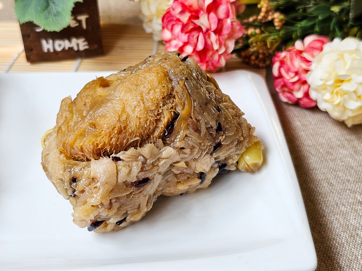 端午禮盒｜冊子冊粽美饌 葷素粽＋油飯一次滿足！Tiffany綠保冷袋美到想收藏