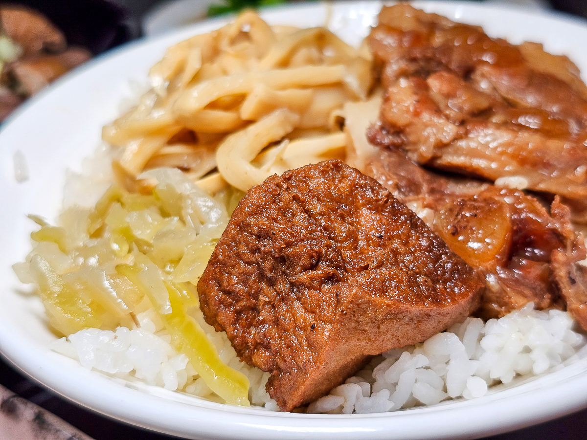 嘉義隱藏版美食|滷憶食堂 在地人大推銷魂滷肉飯,百元有找就能吃超飽! - 第19張圖 嘉義隱藏版美食|滷憶食堂 在地人大推銷魂滷肉飯,百元有找就能吃超飽!
