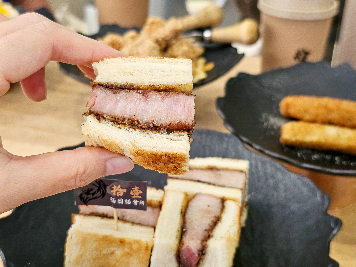 高雄貓咪咖啡廳|拾壹緬因貓會所 被超萌緬因貓包圍!必吃厚切炸牛排三明治 - 第19張圖 高雄貓咪咖啡廳|拾壹緬因貓會所 被超萌緬因貓包圍!必吃厚切炸牛排三明治
