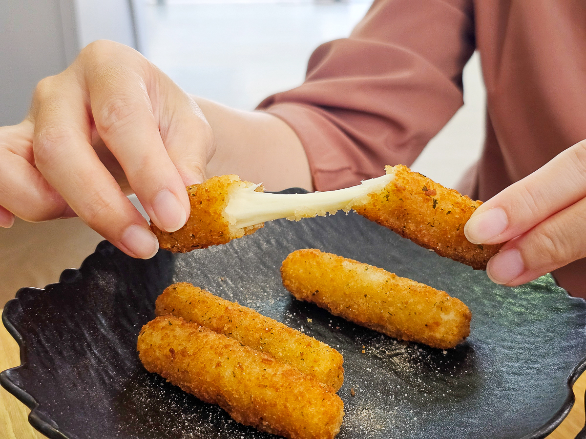 高雄貓咪咖啡廳|拾壹緬因貓會所 被超萌緬因貓包圍!必吃厚切炸牛排三明治 - 第21張圖 高雄貓咪咖啡廳|拾壹緬因貓會所 被超萌緬因貓包圍!必吃厚切炸牛排三明治