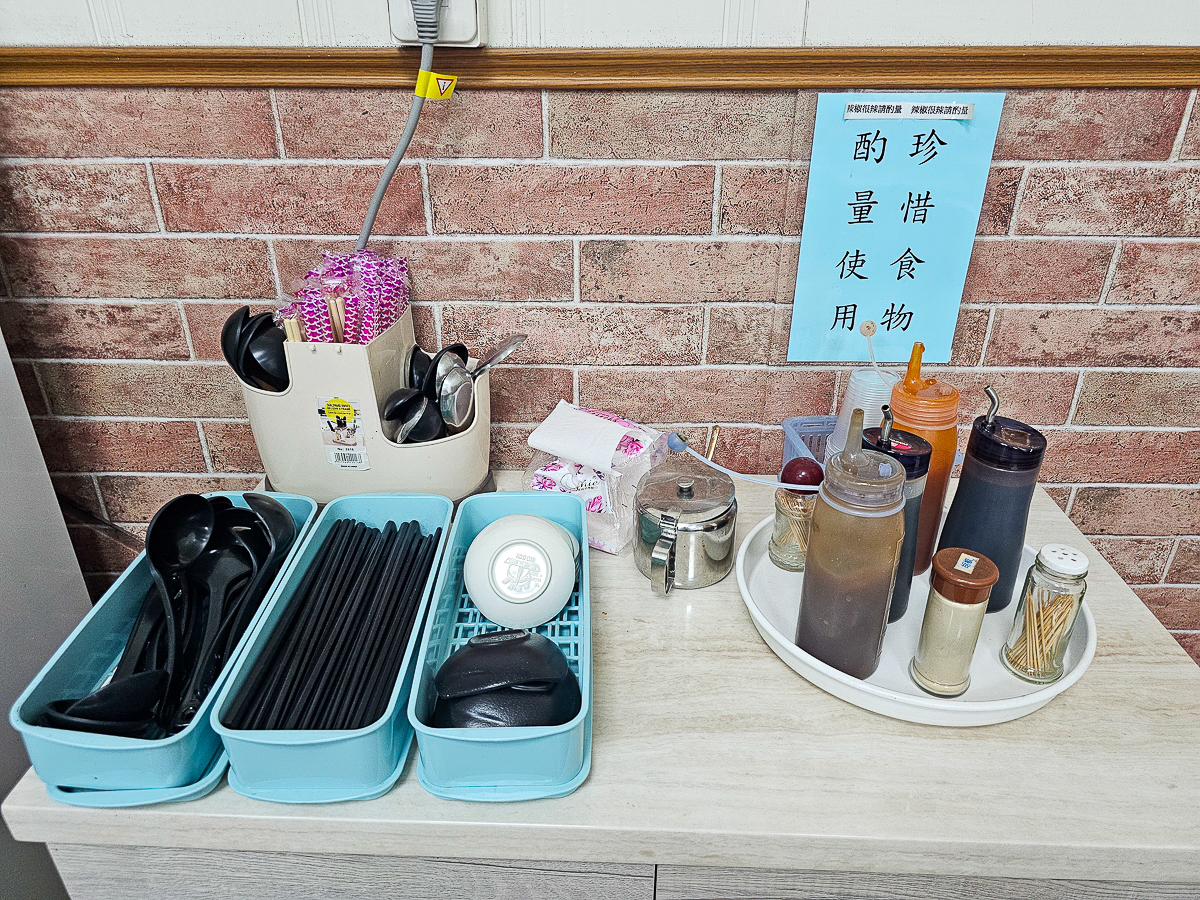 枋寮美食推薦|樂道麵食館 在地人也愛吃!牛肉麵、肉燥麵高CP值,吹冷氣舒服用餐 - 第4張圖 樂道麵食館