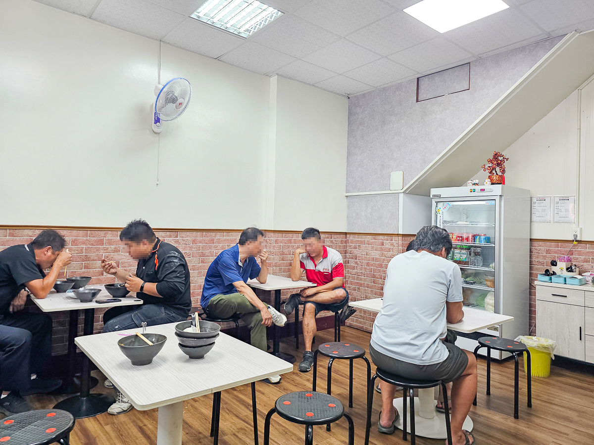 枋寮美食推薦|樂道麵食館 在地人也愛吃!牛肉麵、肉燥麵高CP值,吹冷氣舒服用餐 - 第3張圖 樂道麵食館