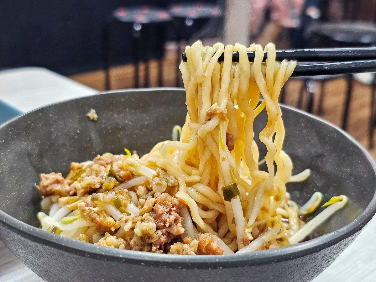 枋寮美食推薦|樂道麵食館 在地人也愛吃!牛肉麵、肉燥麵高CP值,吹冷氣舒服用餐 - 第10張圖 樂道麵食館