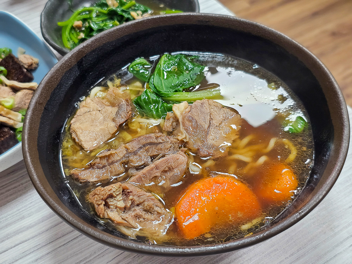 枋寮美食推薦|樂道麵食館 在地人也愛吃!牛肉麵、肉燥麵高CP值,吹冷氣舒服用餐 - 第11張圖 樂道麵食館