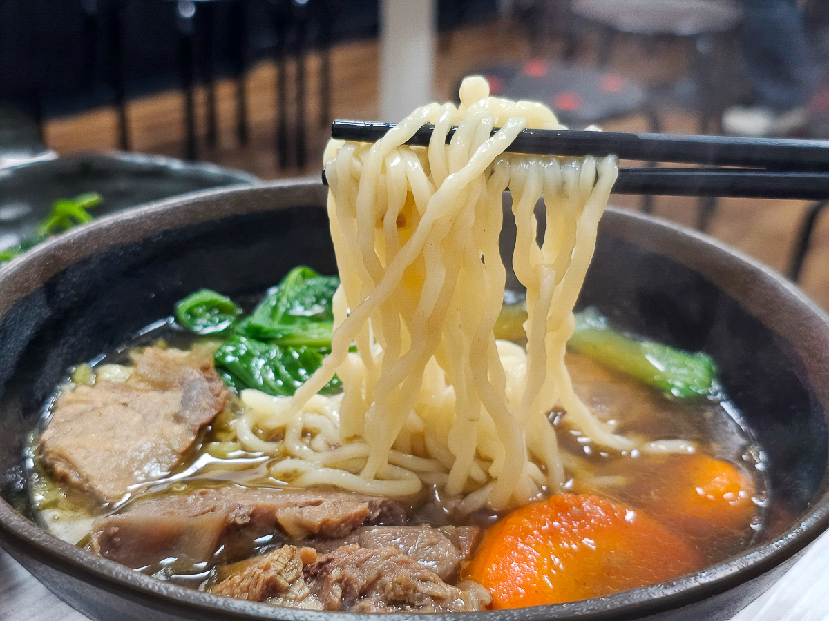 枋寮美食推薦|樂道麵食館 在地人也愛吃!牛肉麵、肉燥麵高CP值,吹冷氣舒服用餐 - 第15張圖 樂道麵食館