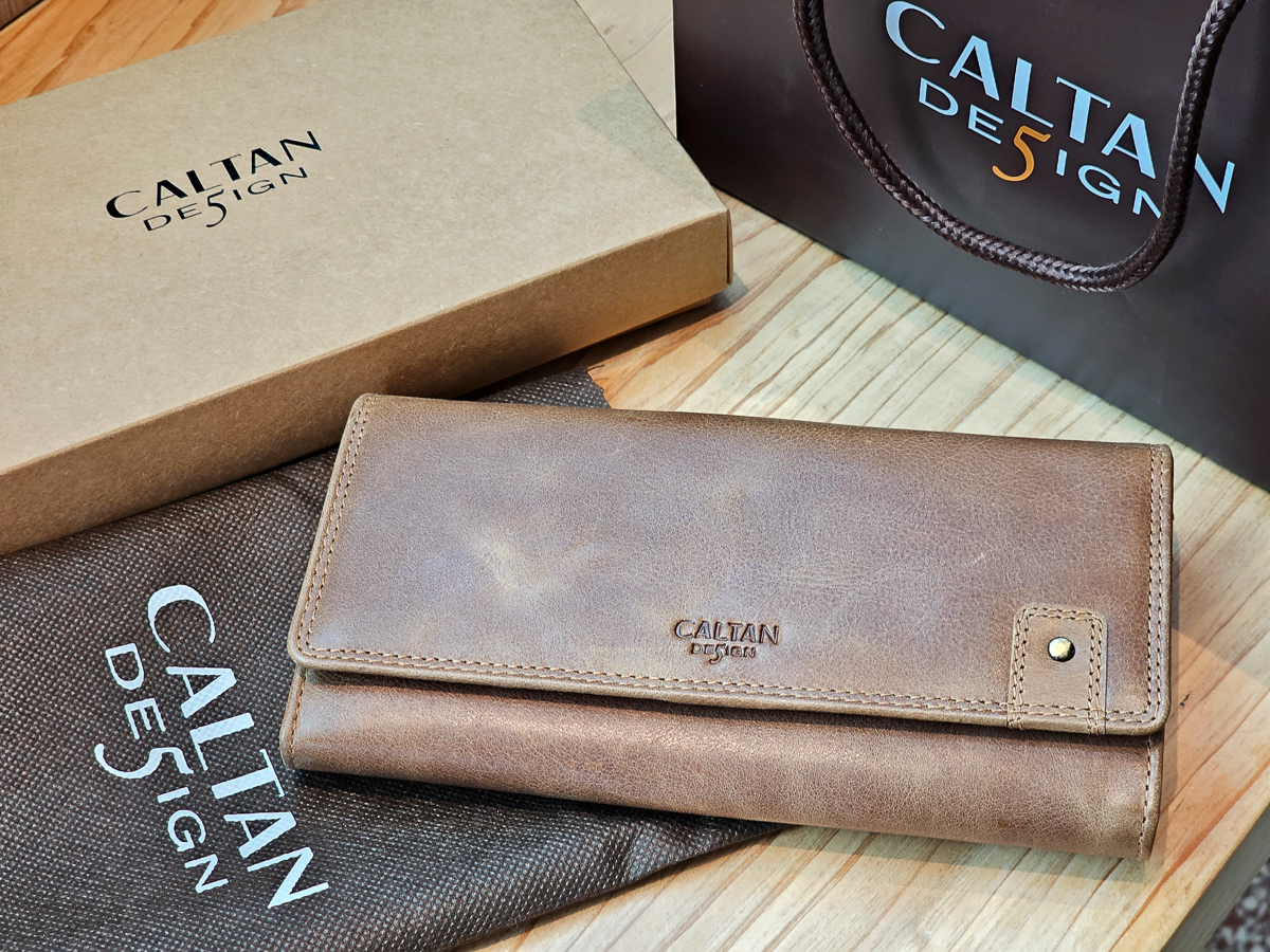 招財母錢包推薦|CALTAN 真皮鉚釘釦飾牛皮長夾(072267) 100%頭層牛皮質感滿分,情人節送禮推薦 - 第2張圖 招財母錢包推薦|CALTAN 真皮鉚釘釦飾牛皮長夾(072267) 100%頭層牛皮質感滿分,情人節送禮推薦