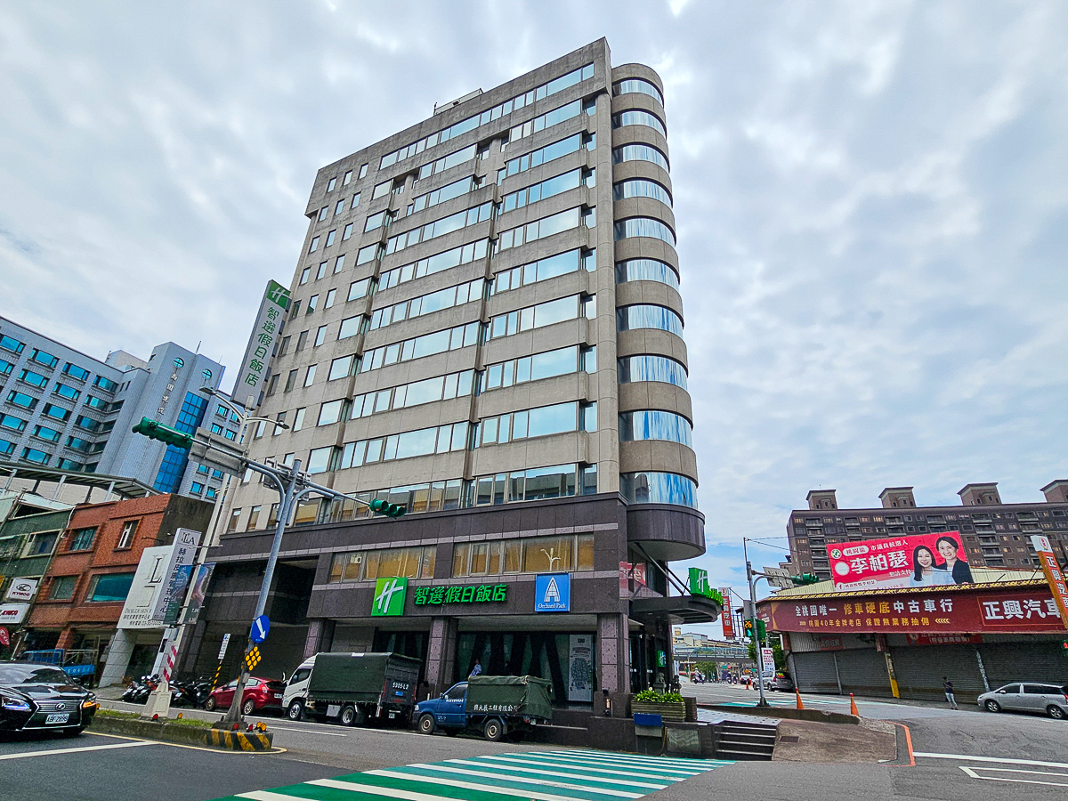 桃園住宿推薦｜桃園智選假日飯店桃園智選假日飯店 近桃園夜市、桃園機場，商務出差、搭機住宿首選