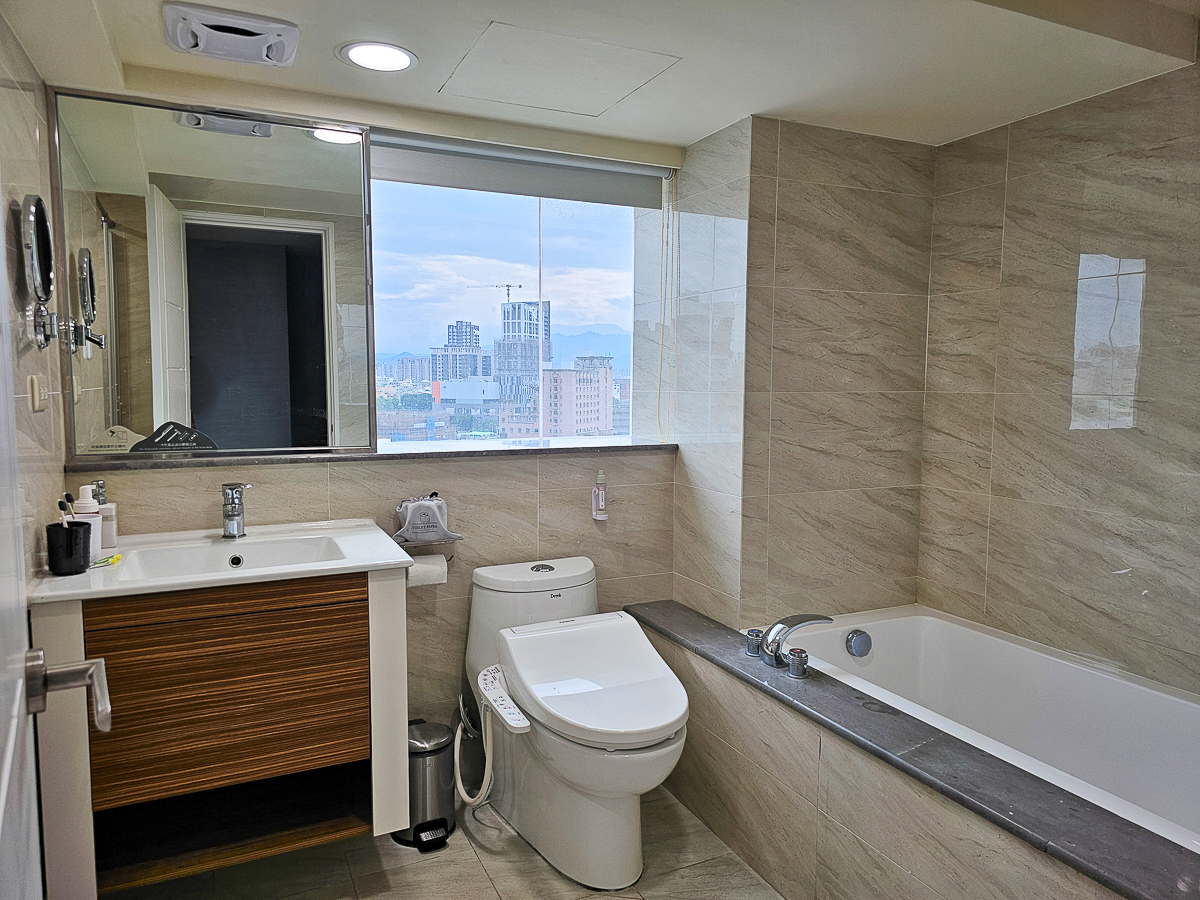 台中火車站住宿｜葉綠宿・茶覺旅 台中站前館，免費停車超方便！步行5分鐘到車站的茶元素設計飯店、韓式拌飯早餐超驚喜