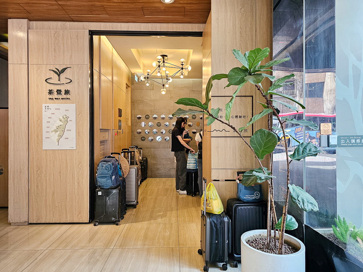 台中火車站住宿｜葉綠宿・茶覺旅 台中站前館，免費停車超方便！步行5分鐘到車站的茶元素設計飯店、韓式拌飯早餐超驚喜