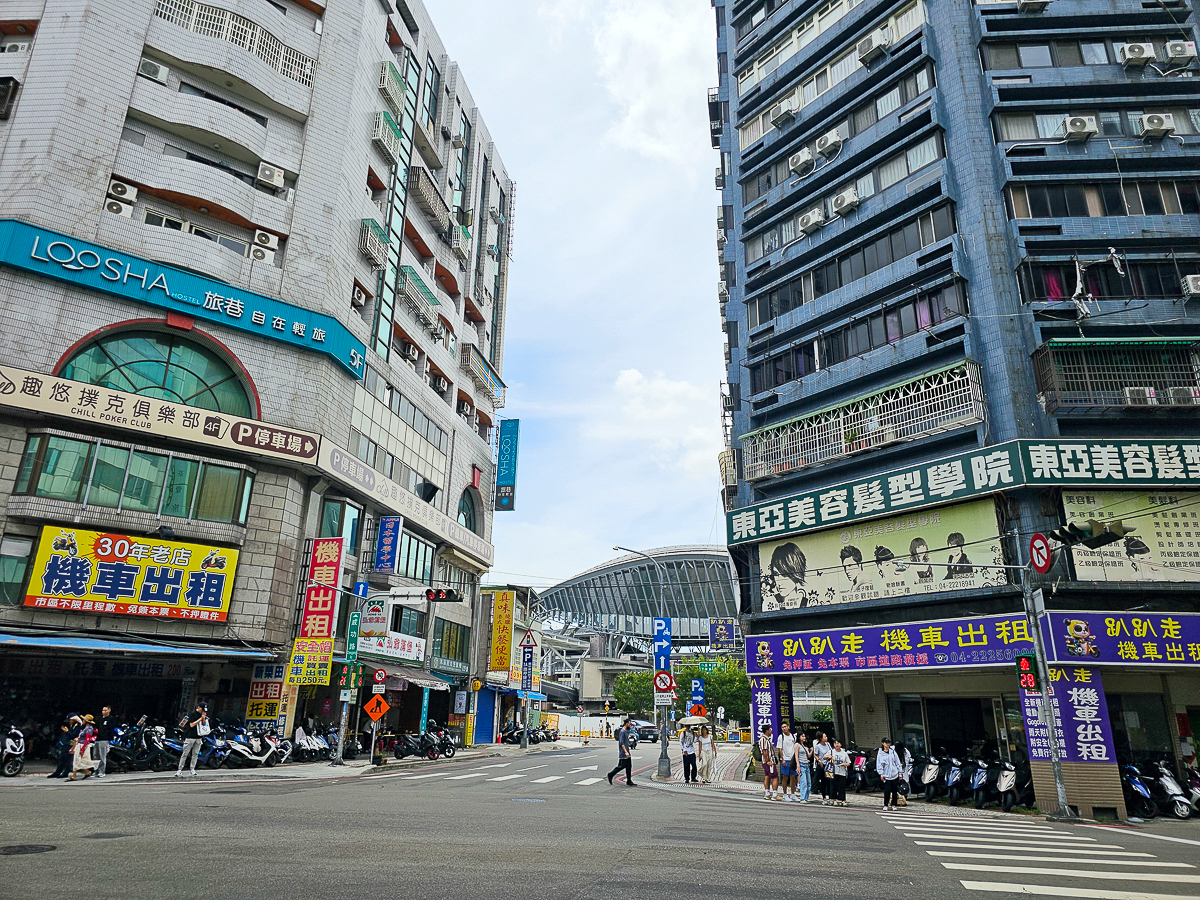 台中火車站住宿｜葉綠宿・茶覺旅 台中站前館，免費停車超方便！步行5分鐘到車站的茶元素設計飯店、韓式拌飯早餐超驚喜